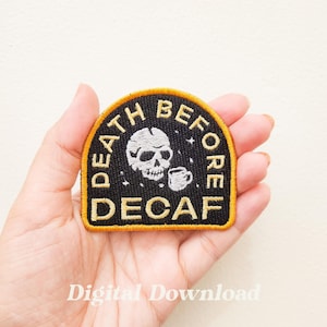 Peut inclure: Patch brodé noir et jaune avec un crâne et une tasse de café. Le texte dit "Death Before Decaf".