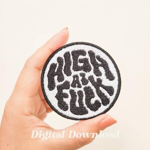 Diseño de bordado "High As Fck": Parche de tipografía retro (descarga digital)
