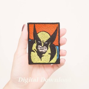 Puede incluir: Un parche bordado para planchar con una imagen de dibujos animados amarilla y negra de Lobezno de los cómics de X-Men. El parche tiene un borde negro y un fondo colorido.