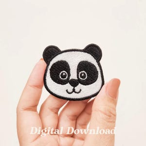 Könnte beinhalten: Ein gestickter Panda-Gesichts-Patch in Schwarz und Weiß. Der Panda hat schwarze Augen, eine schwarze Nase und einen schwarzen Mund.