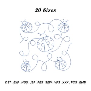 以下が含まれることがあります： 青いステッチと渦巻きで5匹のテントウムシが描かれたデジタル刺繍デザイン。デザインは20サイズ展開で、DST、EXP、HUS、JEF、PES、SEW、VP3、XXX、PCS、EMBのファイル形式が含まれています。