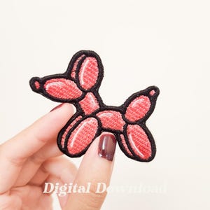 Pode incluir: Um patch bordado vermelho e preto em forma de cão balão. O patch tem uma aparência texturizada com uma contorno preto e as palavras "Digital Download" na parte inferior.