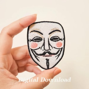 Pode incluir: Etiqueta branca bordada da máscara do Anonymous, com contorno preto, bigode preto e sobrancelhas pretas. A máscara tem bochechas cor-de-rosa e olhos pretos.