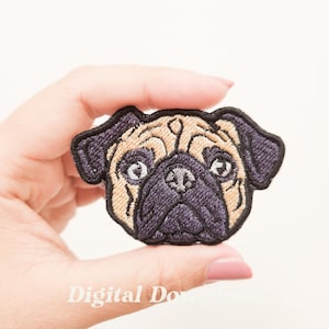 Puede incluir: Parche bordado de pug con la cara de un pug en beige, negro y crema. El parche tiene un borde negro y se sostiene en una mano. El texto "Digital Download" está en la parte inferior.