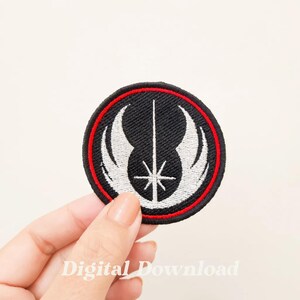 Peut inclure: Un patch brodé blanc et rouge sur fond noir. Le patch représente un symbole blanc avec un sabre laser et des ailes. Le symbole est entouré d'un cercle rouge.