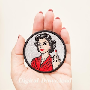 Puede incluir: Parche bordado redondo con una ilustración retro de una mujer con una parte superior roja, mostrando el dedo medio. La mujer tiene cabello oscuro, lápiz labial rojo y esmalte de uñas rojo. El parche tiene un borde negro y el texto "Digital Download".