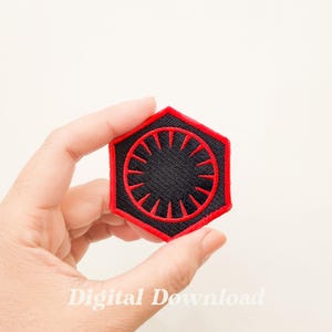以下が含まれることがあります： スターウォーズのファーストオーダーのシンボルが刺繍された赤と黒のパッチ。シンボルは六角形で、その中に円があり、円には16本のスポークがあります。