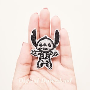 Puede incluir: Parche de hierro bordado en blanco y negro de un personaje Stitch esqueleto de la película de Disney Lilo & Stitch. El parche mide aproximadamente 5 cm de alto.