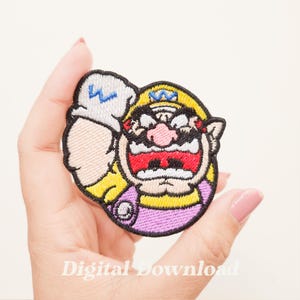 Pode incluir: Patch bordado com um personagem de desenho animado com chapéu amarelo, camisa roxa e boca aberta. O personagem está segurando uma luva branca com um "W" azul. O patch tem uma borda preta e o texto "Digital Download" na parte inferior.