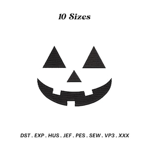 Puede incluir: Diseño de bordado en blanco y negro de una cara de calabaza de Halloween. El diseño incluye dos ojos triangulares, una pequeña nariz triangular y una boca curva con un pequeño rectángulo en la parte inferior. El texto "10 Sizes" está por encima del diseño, y el texto "DST. EXP. HUS. JEF. PES. SEW. VP3. XXX" está por debajo del diseño.
