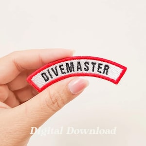 Könnte beinhalten: Weißer gestickter Aufnäher mit rotem Rand, in Form eines Bogens, mit dem Text "DIVEMASTER" in Schwarz.