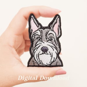 Może przedstawiać: Haftowana naszywka przedstawiająca głowę psa sznaucera. Naszywka ma szaro-białą kolorystykę z różowymi wewnętrznymi uszami i czarnym obrysem. Tekst "Digital Download" znajduje się na dole.