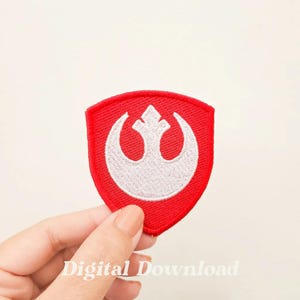 Puede incluir: Parche bordado rojo con un símbolo blanco de la Alianza Rebelde. El símbolo es un pájaro blanco con las alas extendidas.