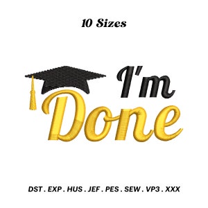 Op de afbeelding: Gouden borduurontwerp van een afstudeerhoed en de tekst "I'm Done" in zwart. 10 maten beschikbaar in de formaten DST, EXP, HUS, JEF, PES, SEW, VP3 en XXX.