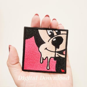 Pode incluir: Patch bordado quadrado com um personagem de desenho animado com rosto preto e branco, nariz rosa e substância branca pingando. O patch tem uma borda preta e um fundo rosa. O texto "Digital Download" está na parte inferior.