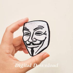 Puede incluir: Parche blanco bordado con la icónica máscara de Anonymous, con un contorno negro y una sonrisa estilizada. El parche se sostiene en una mano sobre un fondo blanco.