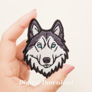 Puede incluir: Parche bordado con la cara de un perro husky, con ojos azules, pelaje gris y blanco y un contorno negro. El texto "Digital Download" está impreso en la parte inferior. Ideal para ropa o accesorios.