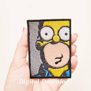 Op de afbeelding: Gele en blauwe geborduurde strijkpatch met een cartoonfiguur met een geel hoofd en een verraste uitdrukking. Het personage draagt een blauw shirt en een geel masker.