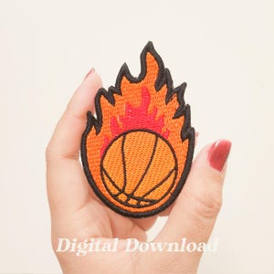 Könnte beinhalten: Ein gestickter Aufnäher mit einem Basketball in Flammen. Der Basketball ist orange mit schwarzen Linien, vor einem Hintergrund aus roten und orangen Flammen. Der Aufnäher hat einen schwarzen Rand und den Text "Digital Download".