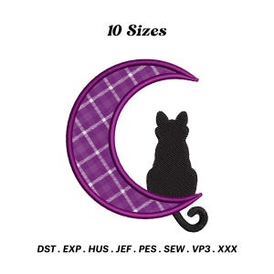 Puede incluir: Media luna a cuadros morado y blanco con una silueta de gato negro sentada sobre ella. El texto "10 tamaños" está por encima de la luna. El texto "DST. EXP. HUS. JEF. PES. SEW. VP3. XXX" está debajo de la luna.