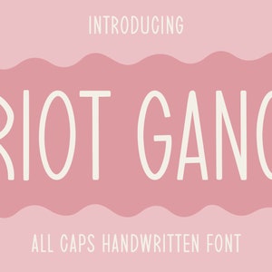 Puede incluir: Presentación de Riot Gang, una fuente manuscrita en mayúsculas. La fuente se muestra en blanco sobre un fondo rosa.