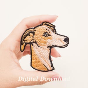 Op de afbeelding: Geborduurde patch met een Greyhound-hondenkop in beige en zwart. De patch heeft een gedetailleerd ontwerp met een zwarte omtrek en de woorden "Digital Download" in het wit aan de onderkant. Perfect voor het personaliseren van kleding of accessoires.