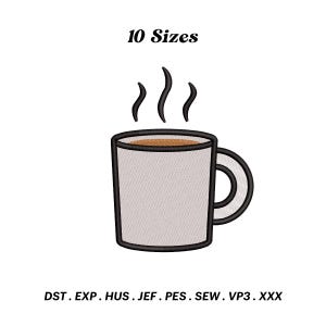 Peut inclure: Motif brodé d'une tasse à café avec de la vapeur qui s'élève du dessus. La tasse est gris clair avec un contour et une anse noirs. Le texte "10 Sizes" est au-dessus de la tasse.