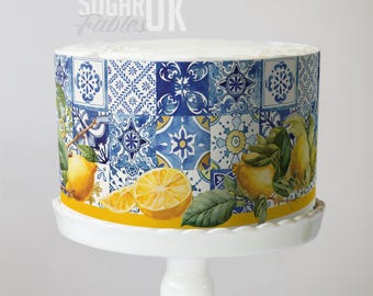 Involucro per torta con piastrelle di limone blu italiane: decorazioni con immagini commestibili mediterranee, fogli di glassa ispirati a La Doce Vita per matrimoni e baby shower