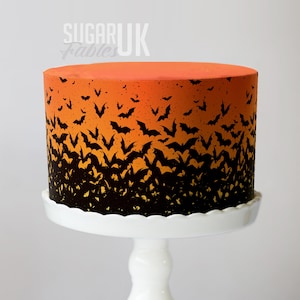 Ciasto w kształcie nietoperzy na Halloween, pomarańczowy lub fioletowy zachód słońca, jadalny lukier, upiorna gotycka obwódka z nietoperzami, arkusz lukru, nawiedzony dom, przyjęcie urodzinowe
