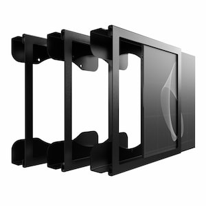 Pode incluir: Um suporte de parede de metal preto com tr&ecirc;s se&ccedil;&otilde;es. Cada se&ccedil;&atilde;o tem uma estrutura retangular e um suporte inferior curvo. A se&ccedil;&atilde;o direita tem um painel de vidro com um design abstrato branco.