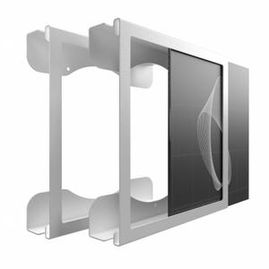 Pode incluir: Um moderno suporte de vinho em metal branco com um painel de vidro preto. O suporte tem uma estrutura retangular com suportes curvos para segurar garrafas. O painel de vidro apresenta um design abstrato branco.