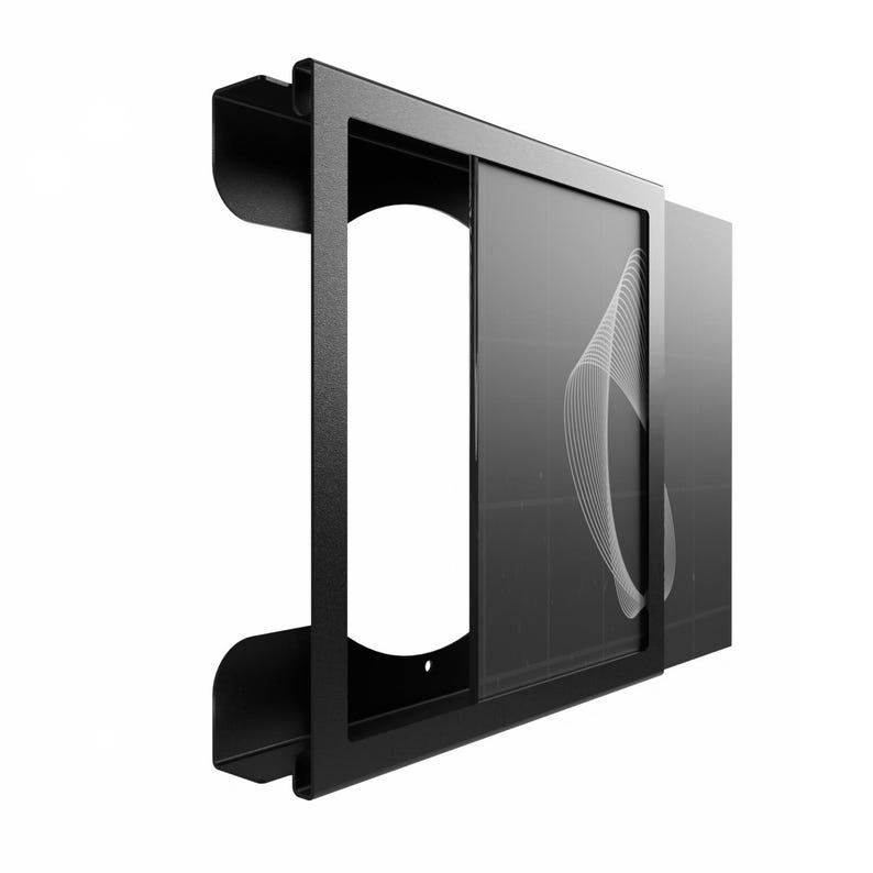Pode incluir: Um suporte de metal preto com uma estrutura retangular e um painel deslizante. O painel tem um design abstrato branco. O suporte &eacute; projetado para montagem em uma parede ou outra superf&iacute;cie.