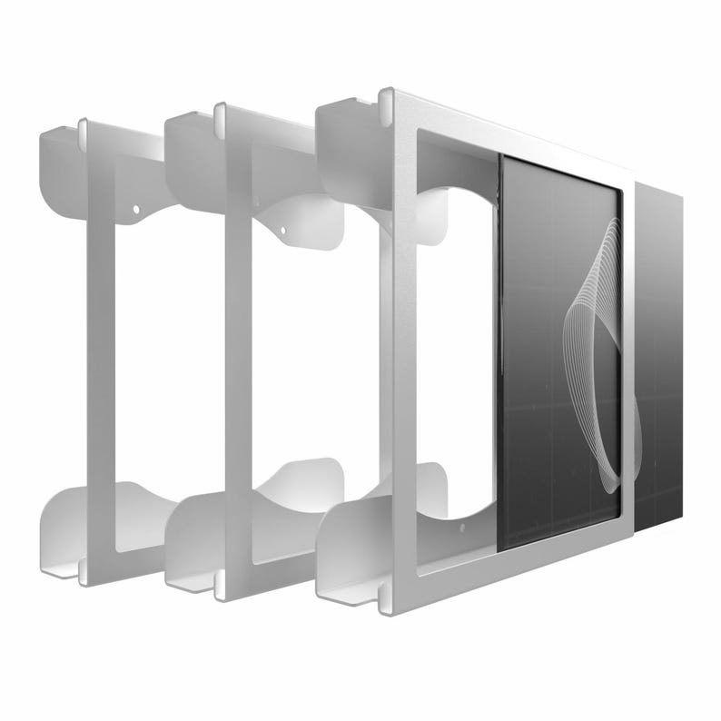 Pode incluir: Um moderno suporte de vinho branco montado na parede com tr&ecirc;s se&ccedil;&otilde;es. O suporte apresenta um design retangular com uma porta de vidro deslizante no lado direito, adornada com um padr&atilde;o de ondas abstratas brancas. Projetado para garrafas de vinho.