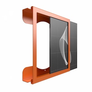 Pode incluir: Uma moldura de metal laranja com uma abertura retangular e um painel preto com um design abstrato branco. A moldura tem um topo curvo e uma base plana, e o painel est&aacute; parcialmente inserido.