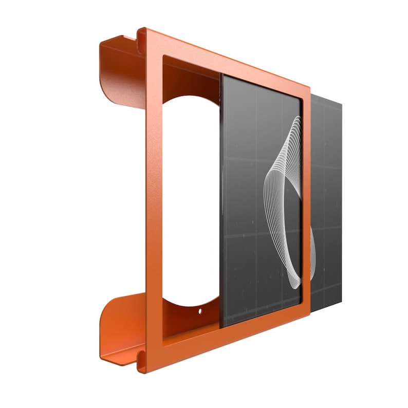 Pode incluir: Uma moldura de metal laranja com uma abertura retangular e um painel preto com um design abstrato branco. A moldura tem um topo curvo e uma base plana, e o painel est&aacute; parcialmente inserido.
