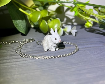 Collar con colgante de conejo Schleich: joyería de conejo en miniatura (40-45 cm)