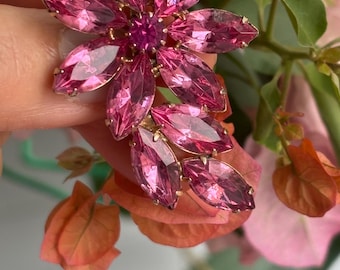 Spilla vintage a forma di fiore rosa con strass e montatura color oro.