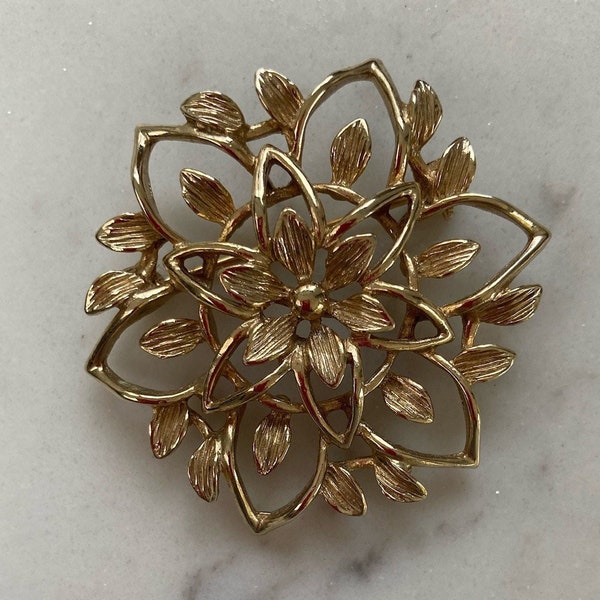 Gilt floral brooch Sarah Coventry Peta-Lure 1960’s. Marked SARAH COV CANADA