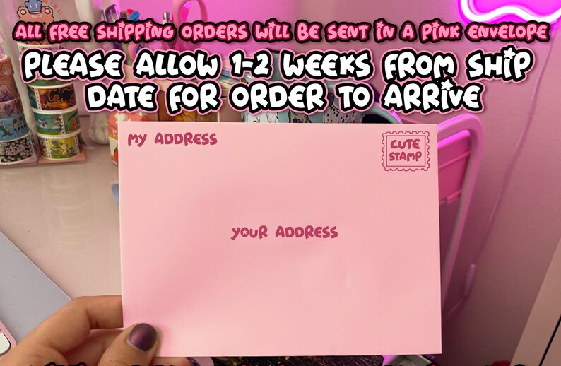 Puede incluir: Un sobre rosa con el texto "ALL FREE SHIPPING ORDERS WILL BE SENT IN A PINK ENVELOPE PLEASE ALLOW 1-2 WEEKS FROM SHIP DATE FOR ORDER TO ARRIVE" y las palabras "MY ADDRESS" y "YOUR ADDRESS" impresas en el frente.