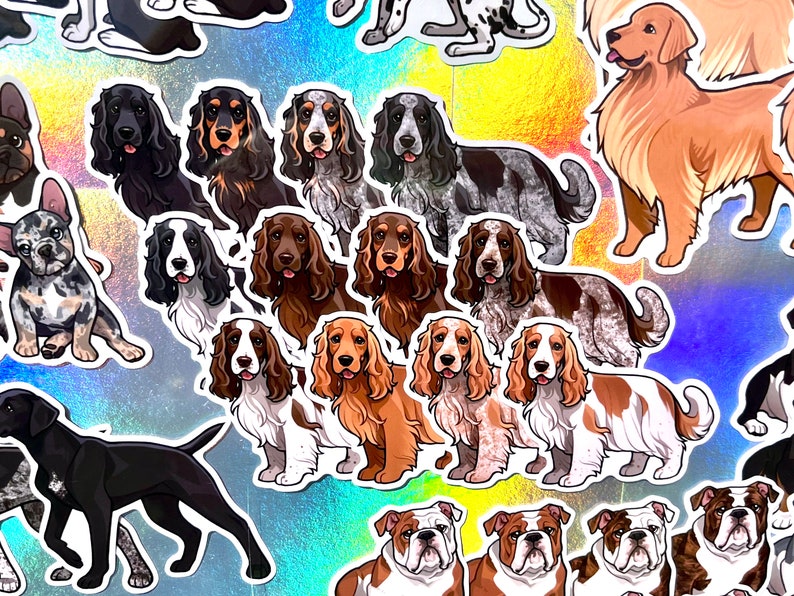 Puede incluir: Una colecci&oacute;n de pegatinas de razas de perros coloridas que representan diferentes razas, incluyendo un golden retriever, bulldogs y spaniels. Las pegatinas est&aacute;n impresas sobre un fondo brillante e iridiscente.