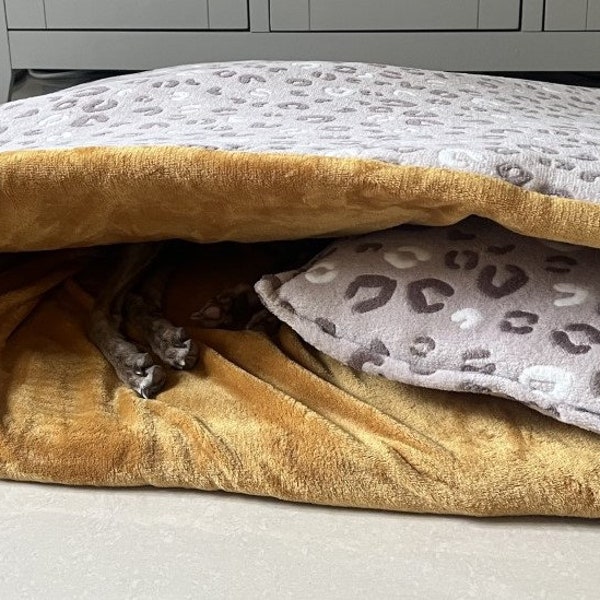 Dog Bed Stone Leopard snuggle wrap Dog Bed - Washable Dog Bed Covers Anxiety, Reduces Stress, Promotes Comfort