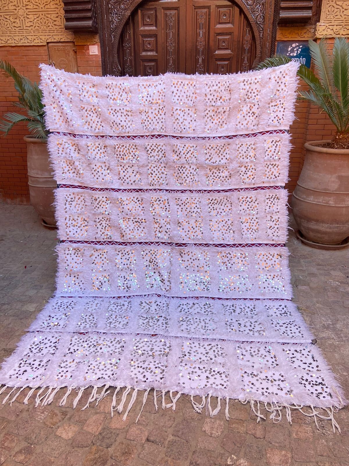 Couverture de Mariage Marocaine Handira Blanc avec Paillettes en Métal, Tapis Marocain, Berbère, Cou