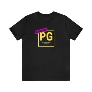 Puede incluir: Camiseta negra con un gráfico cuadrado amarillo que dice "PG" para Petite Gentlemen Lifting Co. y una pancarta morada que dice "Fans of" sobre el cuadrado.