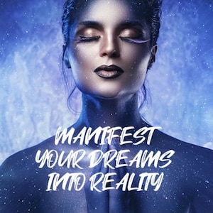 Puede incluir: Una mujer con los ojos cerrados y maquillaje plateado está de pie frente a un cielo estrellado azul y blanco. El texto "MANIFEST YOUR DREAMS INTO REALITY" está escrito en blanco en la imagen.