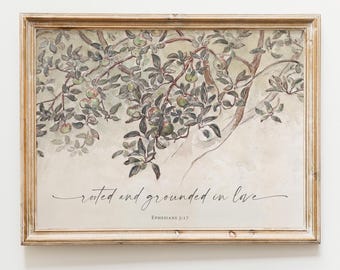 Könnte beinhalten: Ein gerahmter Wandkunstdruck mit einer Aquarellillustration eines Apfelbaums mit grünen Blättern und kleinen Äpfeln. Der Text "rooted and grounded in love" ist in schwarzer Schreibschrift geschrieben, gefolgt von "EPHESIANS 3:17" in einfacher Schrift.