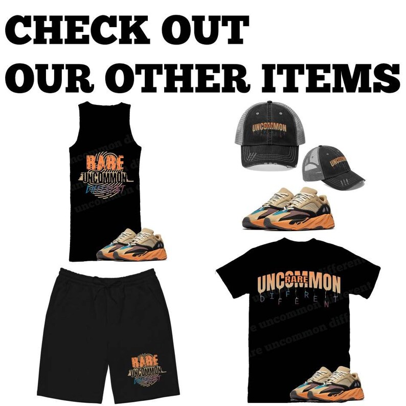 Puede incluir: Un tanque negro, pantalones cortos negros y una camiseta negra con el texto "Rare Uncommon" en naranja y amarillo. La ropa se combina con una gorra de b&eacute;isbol negra y gris, una gorra de b&eacute;isbol de malla negra y gris y un par de zapatillas de deporte de color marr&oacute;n claro y naranja.