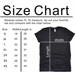 Pode incluir: Tabela de tamanhos para uma camiseta unissex com medidas em polegadas. A tabela mostra a largura e o comprimento da camiseta nos tamanhos S, M, L, XL, 2X, 3X e 4X.