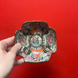 Lovely Chinese antique 6 inch famille rose bowl — perfect condition —