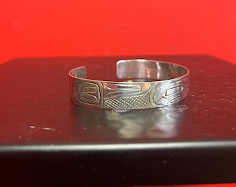 カナダ先住民族、手彫りスターリングシルバー3/8インチイーグルカフ