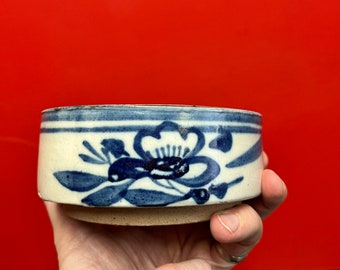 Beau bol en poterie asiatique antique — 5 x 2 1/2 po. de haut avec un joli pied